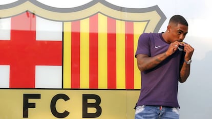 Malcom beija o escudo do Barcelona em sua apresentação.