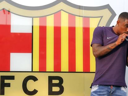 Malcom beija o escudo do Barcelona em sua apresentação.