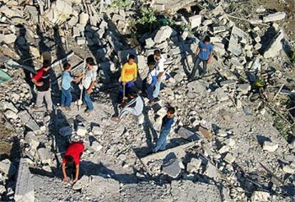 Unos niños palestinos, entre las ruinas de la casa de la <i>kamikaze</i> Hanadí Tayseer Jaradat en Jenín.