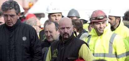 Trabajadores de La Naval escuchan este martes el comunicado del comité de empresa.