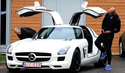 Nicolas Anelka se sube a su coche tras contemplar un entrenamiento del Paris Saint-Germain.