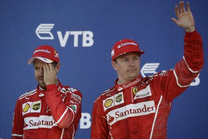 Kimi Raikkonen (derecha) y Sebastian Vettel, en el podio tras quedar en tercera y segunda posición respectivamente.