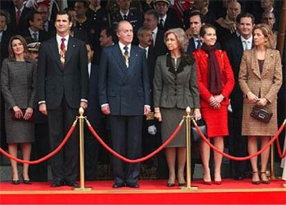 La familia real ha presidido el desfile de la Agrupación de las Fuerzas Armadas, que ha puesto el broche de oro a los actos oficiales en conmemoración del 25º aniversario de la Constitución.