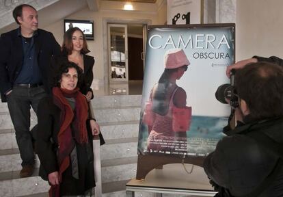 La directora de 'Camera Obscura', Maru Solores, junto al productor de la cinta, Carlos Juárez, y la actriz Leyre Berrocal.