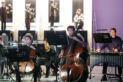 Músicos interpretando For Samuel Beckett,