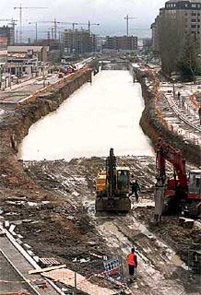 La trinchera del tunel que se construye en la calle Madrid quedó totalmente inundada con el espectacular reventón.