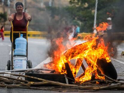 Protesto contra a falta de água potável e eletricidade em Caracas.