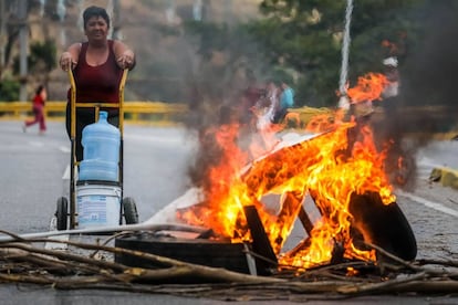 Protesto contra a falta de água potável e eletricidade em Caracas.