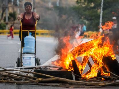 Protesto contra a falta de água potável e eletricidade em Caracas.