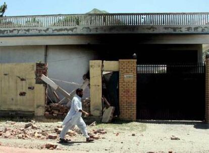 Un hombre huye de Mingora, principal pueblo del valle de Swat, Pakistán, donde continuan los combates entre el ejército y los talibanes