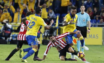 Boateng lucha por un balón con Balenciaga.