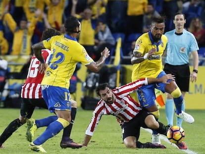 Boateng lucha por un bal&oacute;n con Balenciaga.