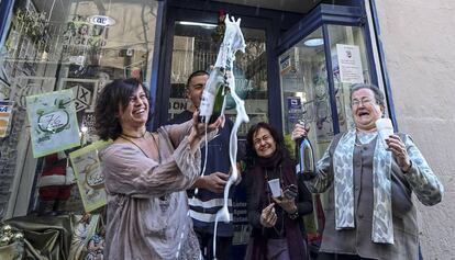 Montserrat Malagelada, con una botella de cava. A la derecha su madre, Gl&ograve;ria El&iacute;as, junto a otros familiares.