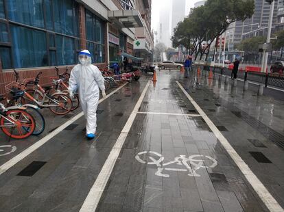 Un sanitario en una calle de Wuhan, el pasado enero. Fotografía realizada por el corresponsal de EL PAÍS Jaime Santirso. 