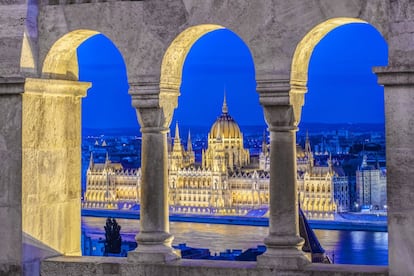 Vista del Parlamento húngaro desde el mirador del Bastión de los Pescadores, situado en la colina de Buda (Budapest).