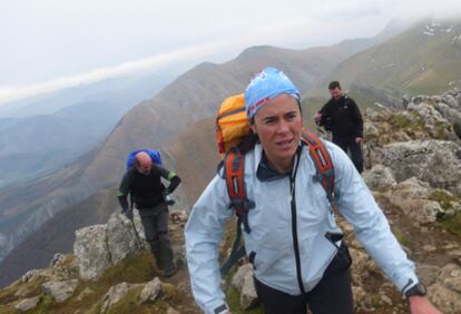 La alpinista Edurne Pasaban encara el tramo final de la ascensión al monte Txindoki.
