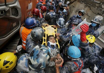 Momento del rescate de Pama Lama, un joven que ha pasado cinco días bajo los escombros tras el terremoto que ha asolado Katmandú, Nepal.