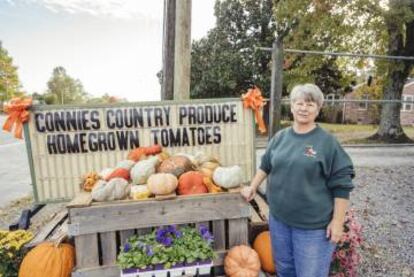 Connie West, de 64 años, vende flores y cereales en una cabaña a una hora de Nashville.
