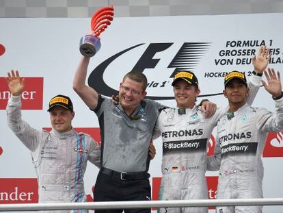 Rosberg celebra la victoria junto a Hamilton, segundo, y Vottas, tercero.