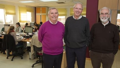 De izquierda a derecha: Emilio P&eacute;rez Ruiz, Paco Casero y Ram&oacute;n Iglesias, con los trabajadores de Valor Ecol&oacute;gico.