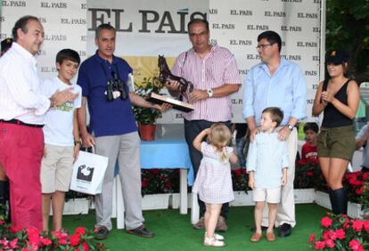 El ganador del Premio EL PAÍS recibe el galardón acreditativo, en San Sebastián.