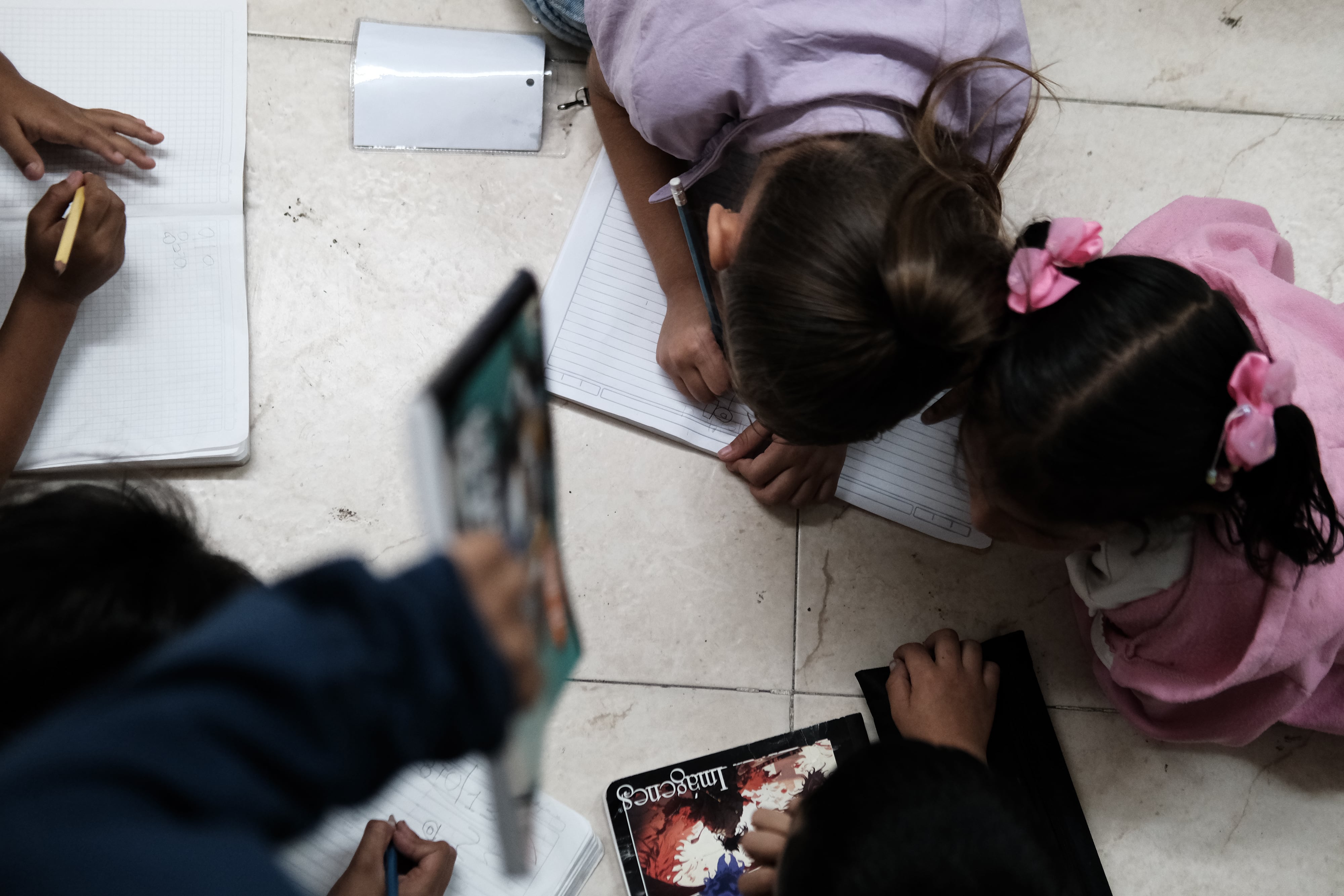 Un grupo de estudiantes de Cúcuta (Colombia), se disponen a realizar la tarea que les puso su profesora para aprender a escribir, el pasado febrero.