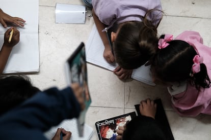 Un grupo de estudiantes de Cúcuta (Colombia), se disponen a realizar la tarea que les puso su profesora para aprender a escribir, el pasado febrero.
