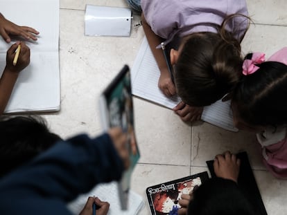 Un grupo de estudiantes de Cúcuta (Colombia), se disponen a realizar la tarea que les puso su profesora para aprender a escribir, el pasado febrero.