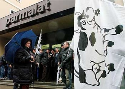 Productores de leche se manifestaban ayer frente a la sede de Parmalat en Collecchio, cerca de Parma.