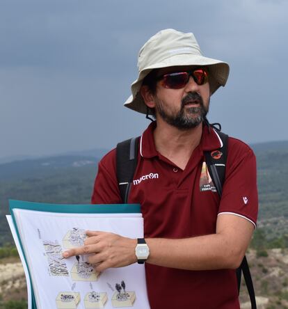 Matías Reolid, durante un trabajo geológico de campo.