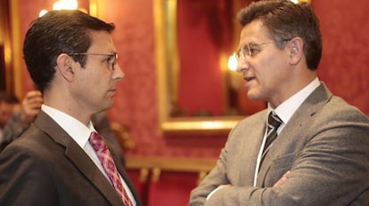 El portavoz del PSOE, Paco Cuenca (izquierda), y el de Ciudadanos, Luis Salvador, en el Ayuntamiento de Granada.