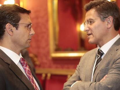 El portavoz del PSOE, Paco Cuenca (izquierda), y el de Ciudadanos, Luis Salvador, en el Ayuntamiento de Granada.