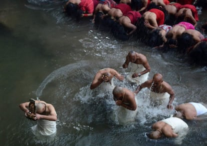 Varios hindús devotos del Nepal se reúnen en el río Shali a las afueras de Katmandú (Nepal). Cientos de mujeres casadas y solteras del Himalaya han comenzado un mes de ayuno con la esperanza de encontrar la felicidad conyugal.