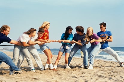 El reparto de 'Sensación de vivir' en una imagen icónica que representa todas las claves de la serie: juventud, frescura, años 90, playa y estilo de vida californiano. Fue la primera telenovela adolescente de gran éxito y se convirtió en una obsesión juvenil a nivel global.