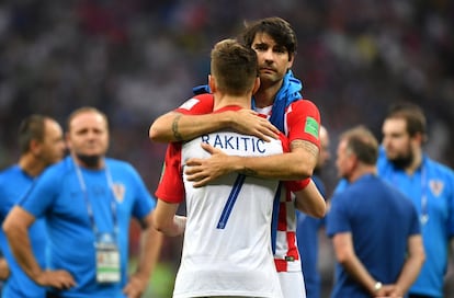  Los croatas Vedran Corluka e Ivan Rakitic se abrazan tras perder la final ante la selección francesa.