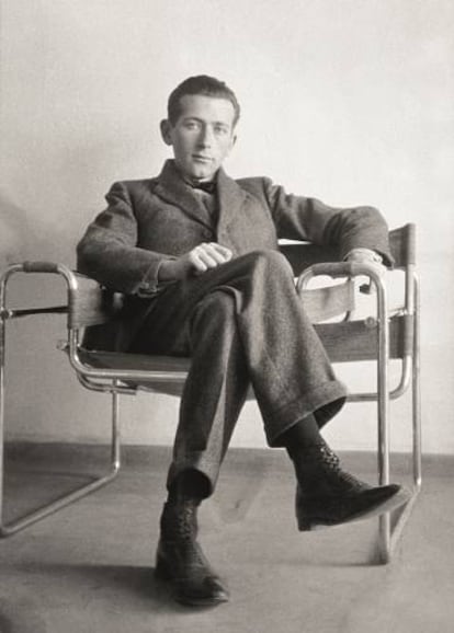 Marcel Breuer posa en su silla Wassily, quizá la segunda más famosa de la Bauhaus, para la que el diseñador se inspiró en el acero tubular de su bicicleta, y que hoy produce Knoll. |