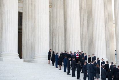 El ataúd del ex juez, John Paul Stevens, llega a la Corte Suprema donde será ubicado, en Washington (EE UU).