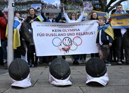 Protesta en Essen (Alemania) el pasado día 22 durante una visita del presidente del COI Thomas Bach, contra la vuelta a las competiciones de esgrima de los atletas rusos y bielorrusos.