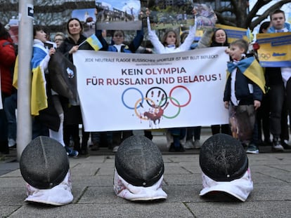 Protesta en Essen (Alemania) el pasado día 22 durante una visita del presidente del COI Thomas Bach, contra la vuelta a las competiciones de esgrima de los atletas rusos y bielorrusos.