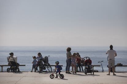 Crianças desfrutam do passeio marítimo de Barcelona.