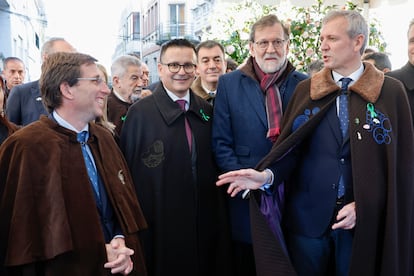 El candidato del PP, Alfonso Rueda, el expresidente del Gobierno, Mariano Rajoy, el alcalde de Madrid, José Luís Almeida, y el conselleiro de Agricultura, José González, en la Feira do Cocido de Lalín el 4 de febrero. 
