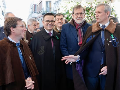 El candidato del PP, Alfonso Rueda, el expresidente del Gobierno, Mariano Rajoy, el alcalde de Madrid, José Luís Almeida, y el conselleiro de Agricultura, José González, en la Feira do Cocido de Lalín este domingo.