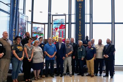 El presidente de Estados Unidos, Joe Biden, con trabajadores del acero en la sede de United Steel Workers en Pittsburgh (Pensilvania).