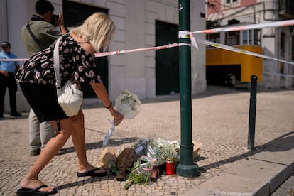 Una mujer deposita un ramo de flores en recuerdo a las víctimas del accidente, este jueves en Lisboa.