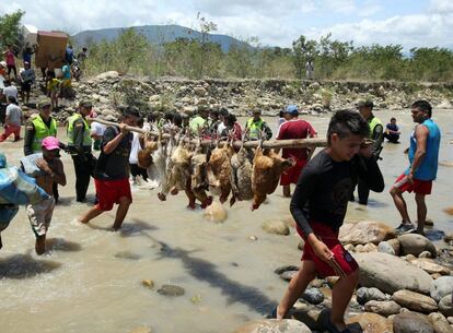 Con armarios, electrodomésticos e incluso animales de granja a cuestas, centenares de colombianos han iniciado el éxodo desde Venezuela ante el temor de que sus casas sean destruidas con todos los enseres que han acumulado en décadas de residencia, el 25 de agosto de 2015.