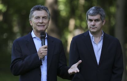 O presidente da Argentina, Mauricio Macri, e seu chefe de Gabinete de Ministros, Marcos Peña, o encarregado de anunciar a reforma dos meios.