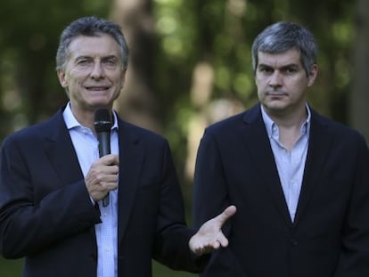 O presidente da Argentina, Mauricio Macri, e seu chefe de Gabinete de Ministros, Marcos Peña, o encarregado de anunciar a reforma dos meios.