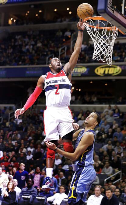 Wall, de los Wizards, anota ante Daye, de los Grizzlies.