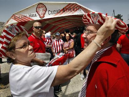 La carpa montada en el cauce del Turia para los hinchas.