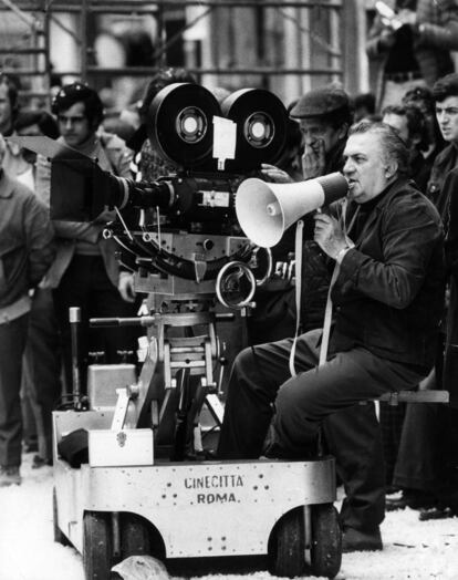 Federico Fellini en el set de 'Amarcord', en 1973. El título es la transcripción fonética de "Mi recuerdo" en el dialecto de Rimini, la ciudad natal del cineasta italiano.